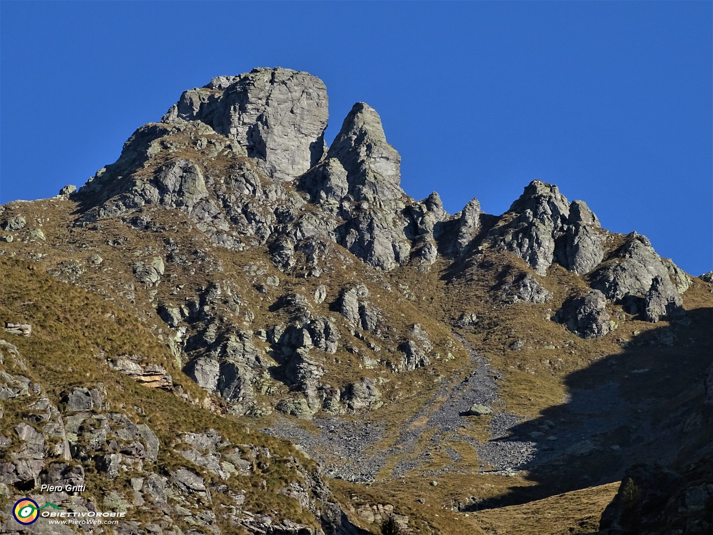 19 Dalla Casera Valletto zoom sul Monte Valletto (2371 m).JPG